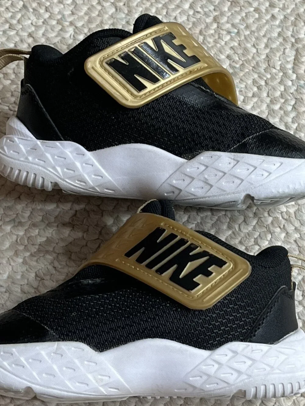 Nike Team Hustle Toddler Boy's Size 8C Black Gold Sneakers Shoes HF6281-003